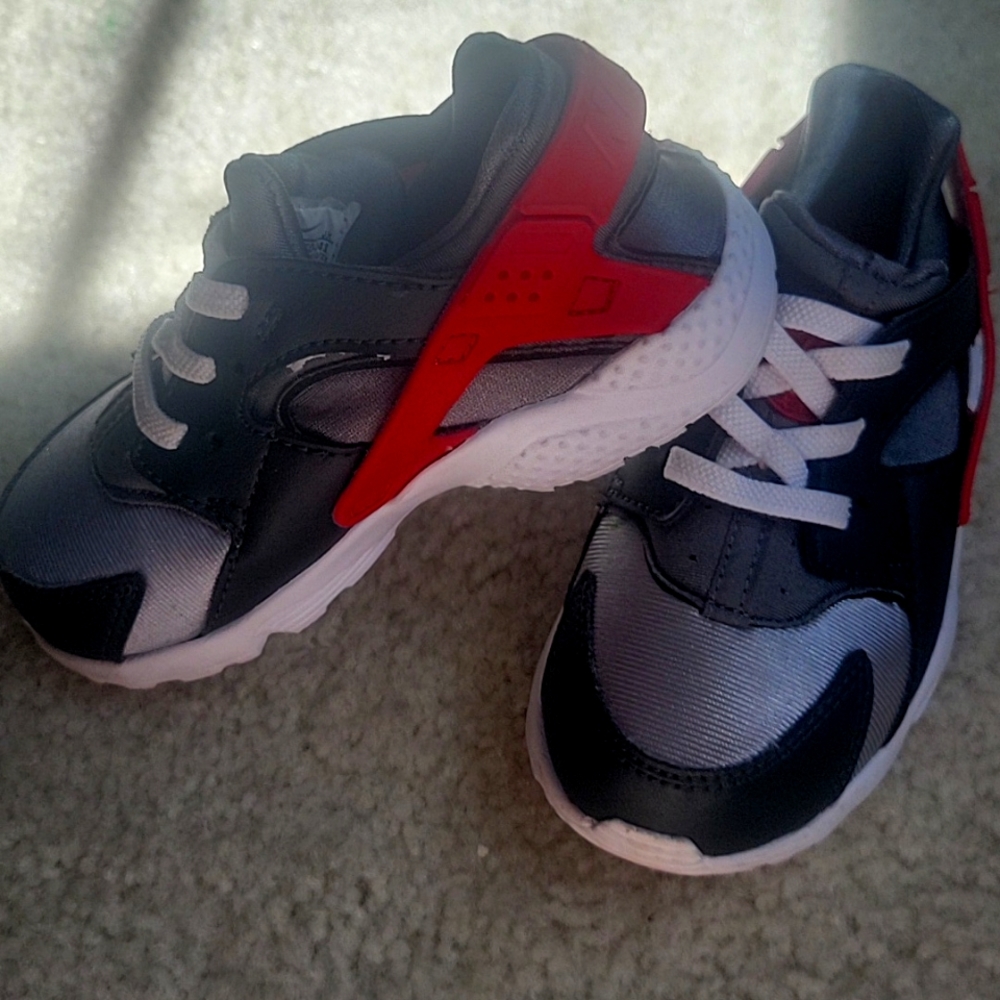 Infants nike Harrauche run black grey red and white